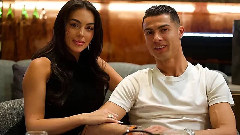 الفريان يهدي ناقة لرونالدو احتفالًا بقرب زواجه .. فيديو