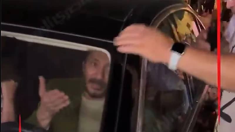 معجبة تُفاجئ الفنان علي الحجار وتعرضه لموقف محرج ..فيديو