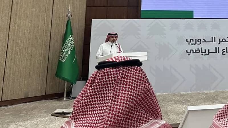 الزهراني يوضح موقف الوزارة تجاه الإعلاميين الرياضيين
