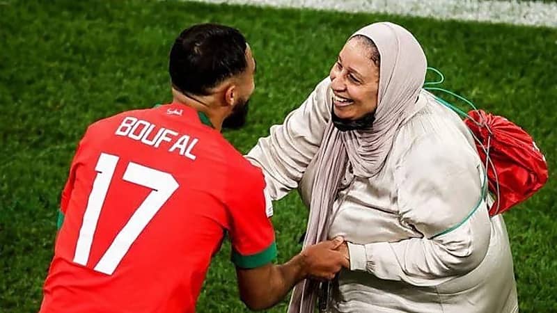 سفيان بوفال يرد بقوة على شائعة وفاة والدته