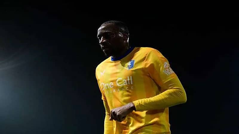 ناد إنجليزي يثير الجدل بضم لاعب مسجون في قضية قتل