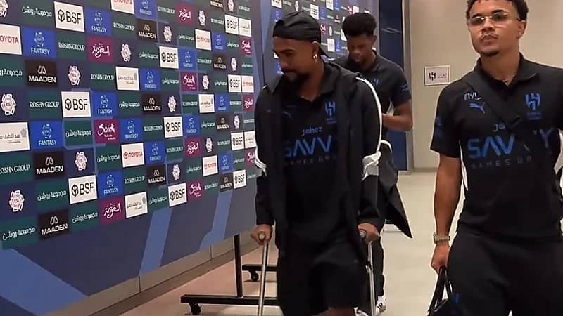 مالكوم يغادر ملعب المباراة مستندًا إلى العكازات بانتظار الفحص الطبي  ..  فيديو