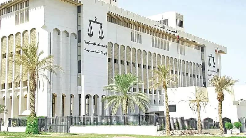حبس فنانة كويتية وتغريمها في قضية الإساءة لنائب سابق