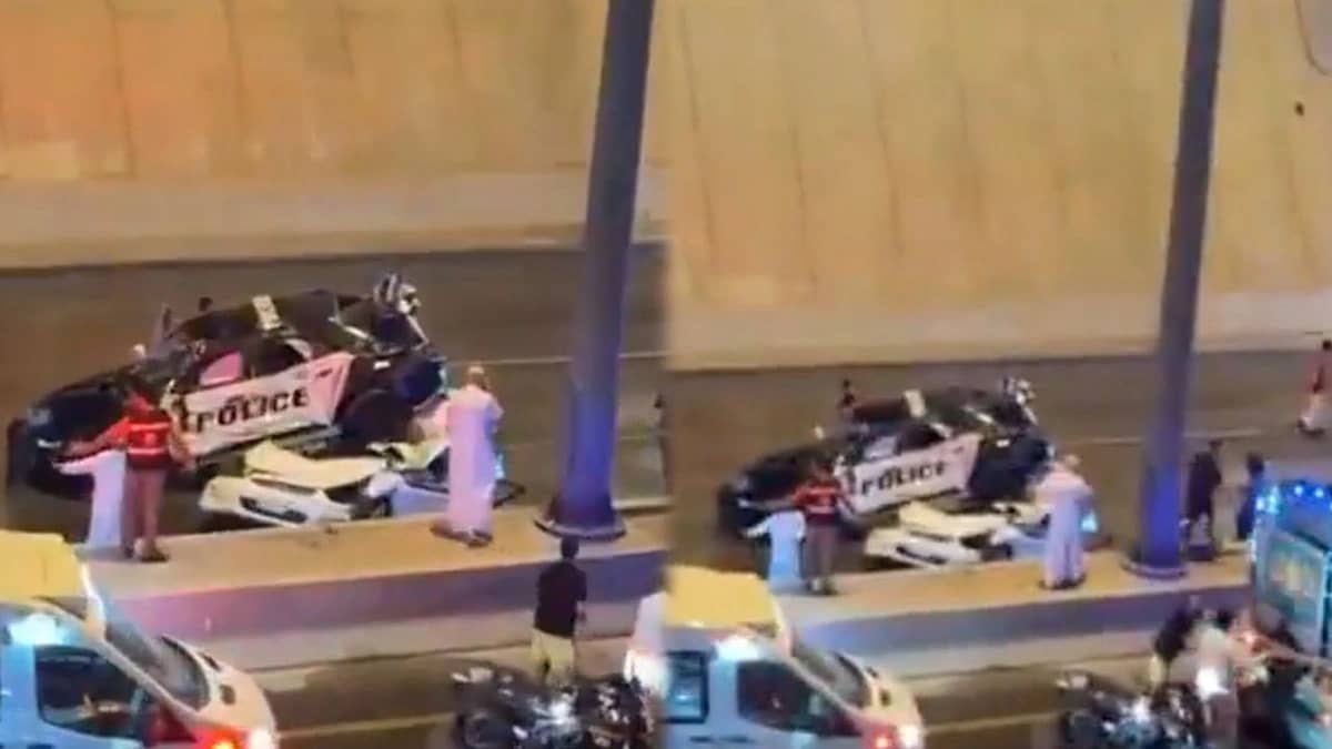 مقطع يُظهر لحظة سقوط المركبة الأمنية من أعلى جسر أثناء أداء مهامها