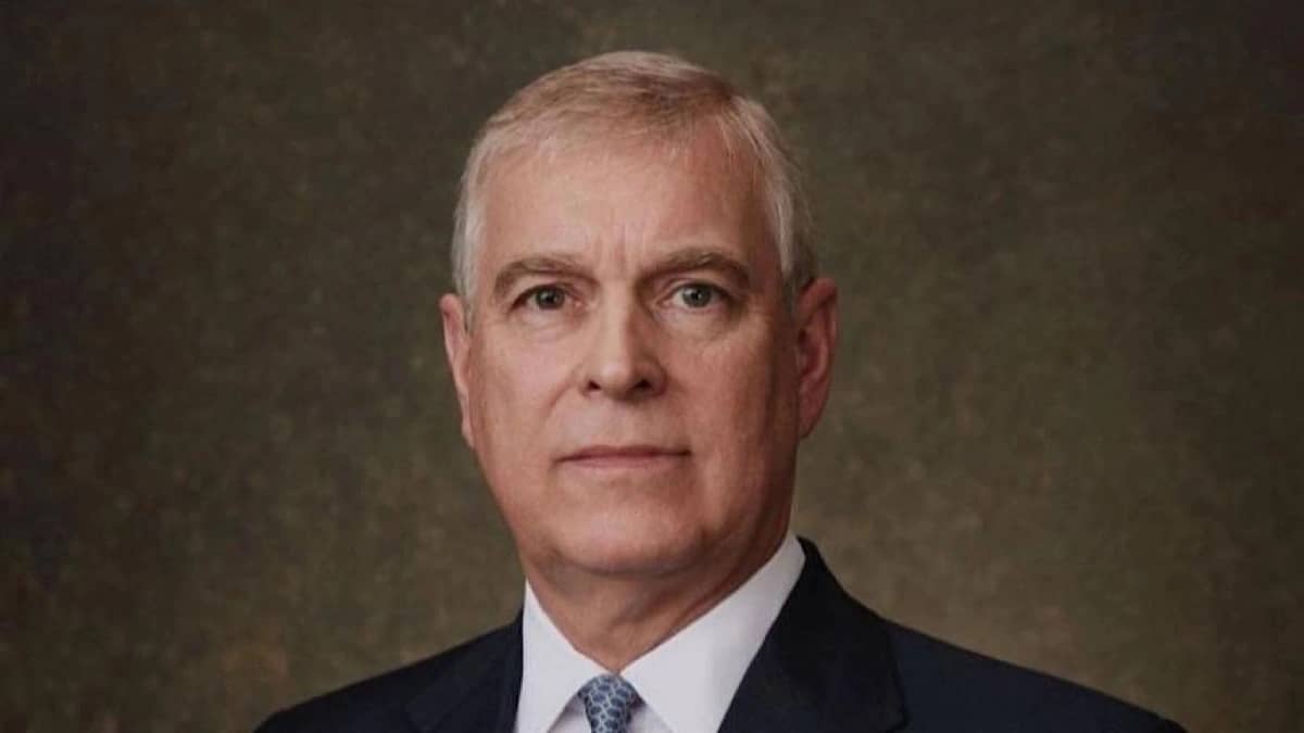 الأمير أندرو يتخلى عن ألقابه الملكية