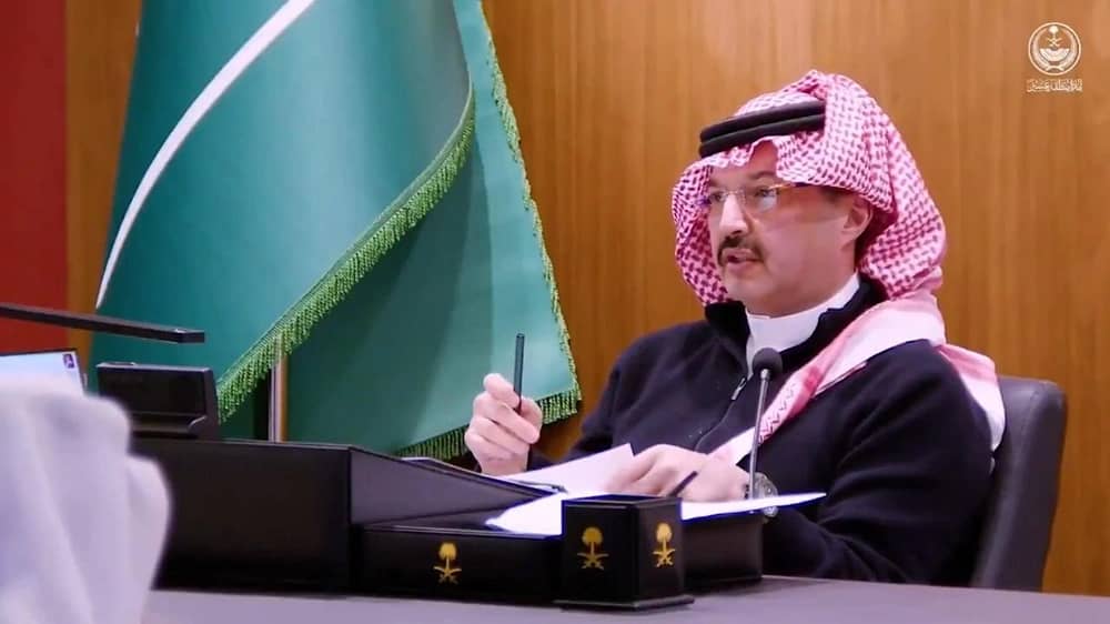 أمير عسير يؤجل ترقية رئيس مركز لتأخره في معالجة طلب مواطن..فيديو