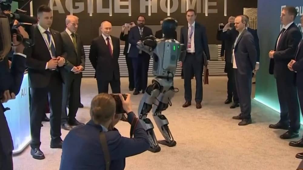روبوت راقص يجذب أنظار بوتين خلال مؤتمر الذكاء الاصطناعي .. فيديو