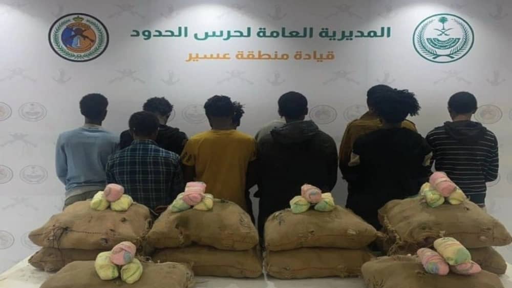 القبض على 11 شخصًا لتهريبهم مواد مخدرة