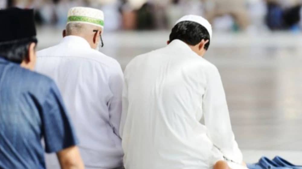 حكم تأخير الصلاة خلال أوقات العمل.. فيديو