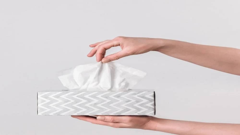 ضبط مصنع يتلاعب بأعداد المناديل الورقية داخل العبوات في الرياض