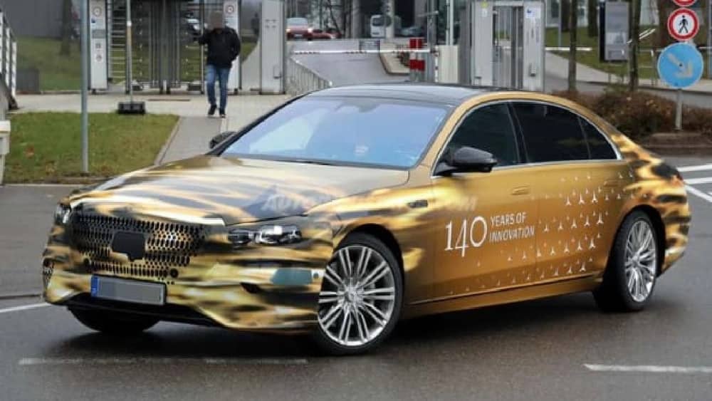 مرسيدس-بنز تكشف عن تحديث S-Class بتمويه ذهبي