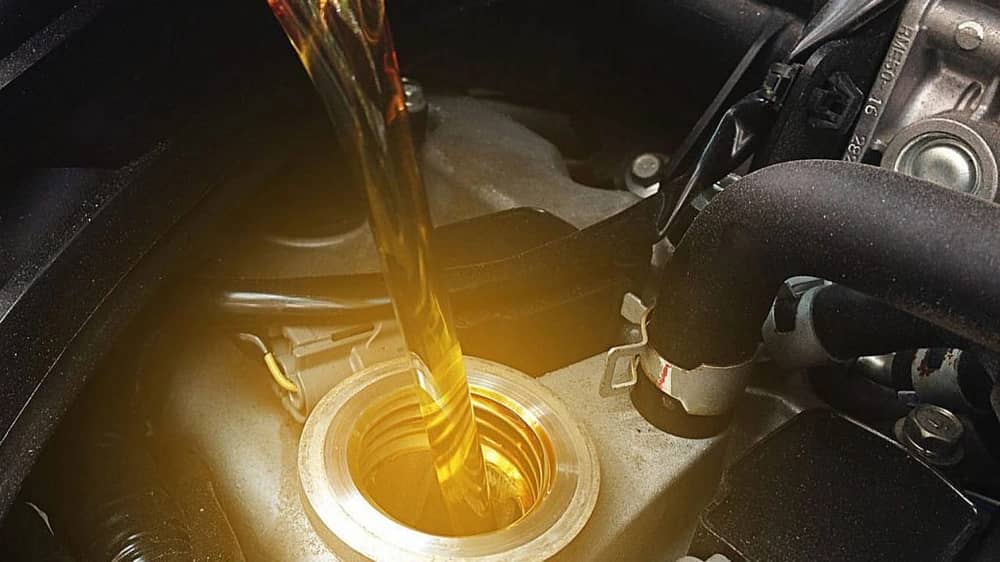 أعطال خطيرة قد تحدث لسيارتك عند زيادة زيت المحرك !