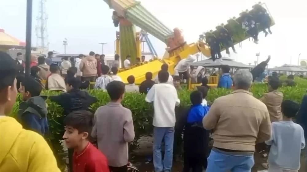 لحظة سقوط لعبة في مدينة ملاهي عراقية خلال رحلة مدرسية .. فيديو