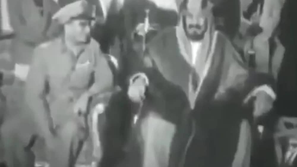 لقطات نادرة لاستقبال الملك عبدالعزيز للرئيس المصري في الطائف قبل 74 عامًا .. فيديو