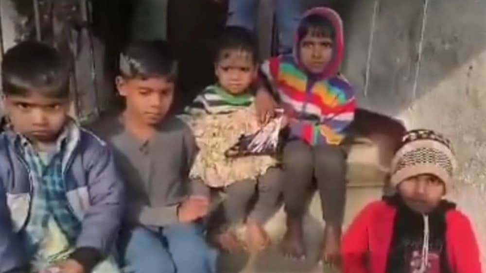 أم تهرب وتترك أبناءها الخمسة وطفلها يناشدها العودة .. فيديو