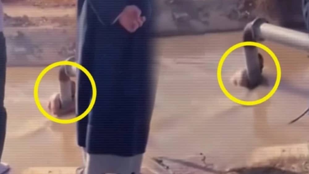 أب عراقي يرفض مغادرة النهر بحثًا عن طفليه الغرقى .. فيديو