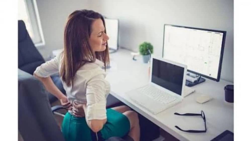 مختص : الجلوس الطويل يضر الأوردة ويزيد خطر الدوالي