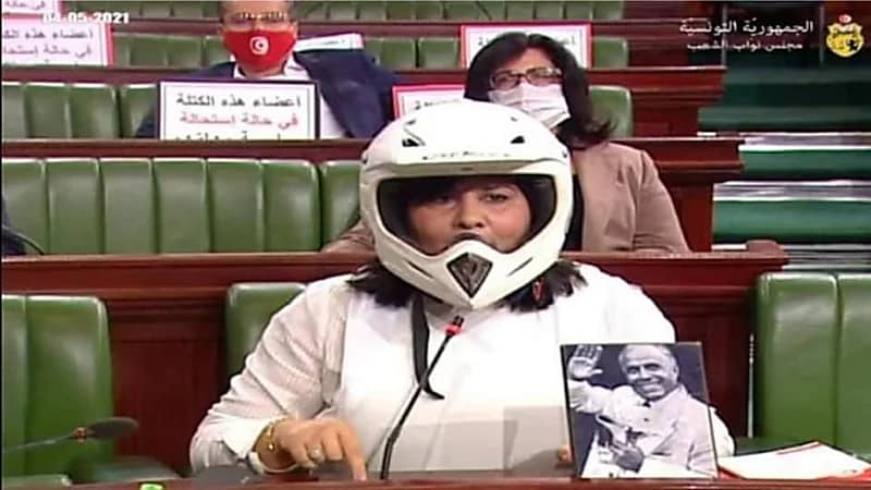بالفيديو.. لحظة دخول رئيسة حزب تونسي بسترة واقية من الرصاص للبرلمان