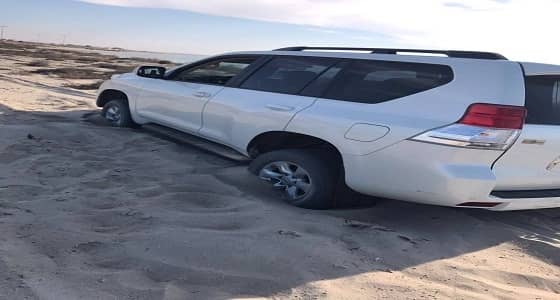 " غوث " ينقذ سيارة علقت برمال الجبيل في المنطقة الشرقية