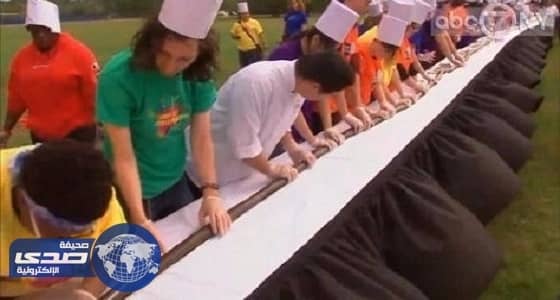 طلاب جامعة في نيويورك يعدون أطول شطيرة سوشي بالعالم