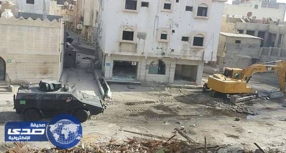 بالصور.. أزالة المباني القديمة والمتهالكة بحي الماسورة