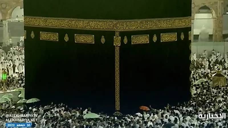 بالفيديو.. هطول أمطار الخير الغزيرة على ⁧‫المعتمرين بالحرم المكي‬⁩ أثناء صلاة الفجر