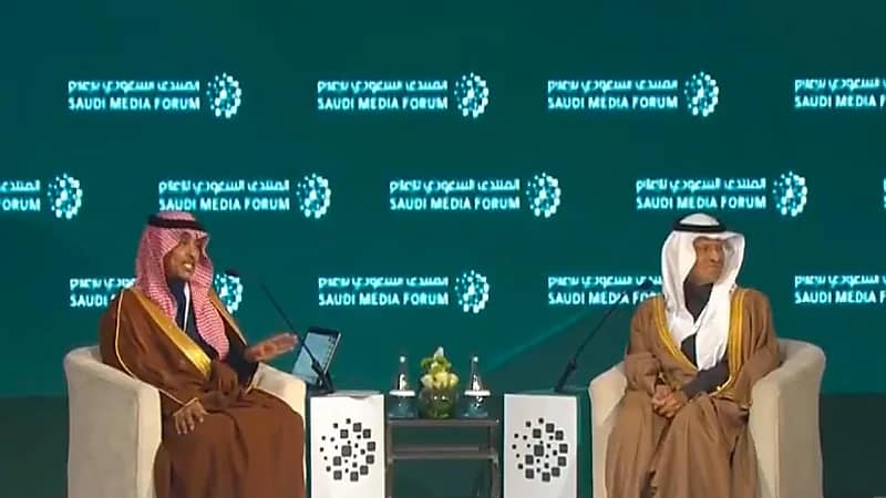 وزير الإعلام: سأقلع عباءة الوزير وسأعود إعلاميًا لاعتزازي وتشرّفي بحوار وزير الطاقة.. فيديو
