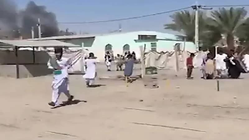 شاهد .. نقل الجرحى بعد إطلاق القوات الإيرانية النار على المصلين