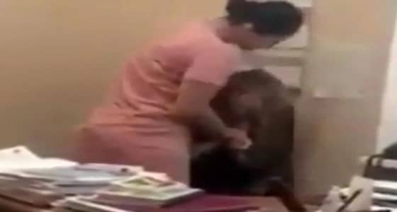 بالفيديو.. سيدة تلقن مذيعة تليفزيونية درسا قاسيا لإقامتها علاقة مع زوجها