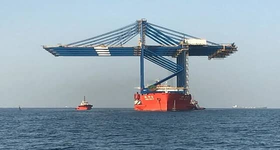 احتجاز شخصين في الدور الـ 18 برافعة في جدة