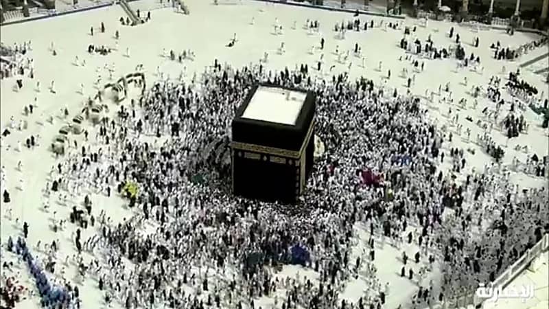 ضيوف الرحمن يتسابقون إلى جدران الكعبة المشرفة يقبلونها بخشوع بعد غسلها.. فيديو