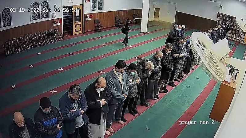 ملحد يقوم بمهاجمة المصلين في كندا .. فيديو