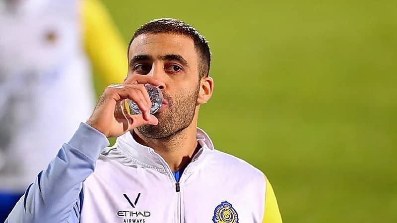 كسر سبورة ورسائل تهديد..كواليس خلافات حمدالله مع النصر