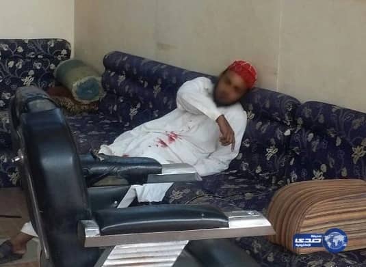 بعد أن طعن نفسه.. حلاق آسيوى يعتدى على زميله بوادى جازان