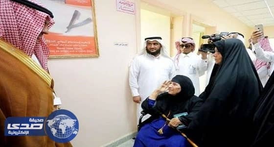 القائم بأعمال سفارتنا في العراق يستقبل حاجة والدة لـ5 شهداء بطريقة مؤثرة " صور "