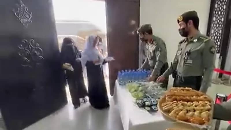 بالفيديو.. وصول الدفعة الأولى من الأشقاء اليمنيين القادمين لآداء مناسك الحج