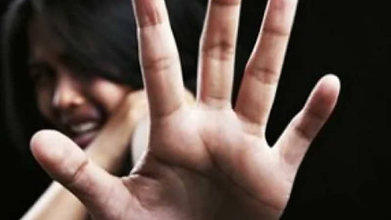 راقصة تصرخ وتطارد شخصًا هتك عرضها في الشارع