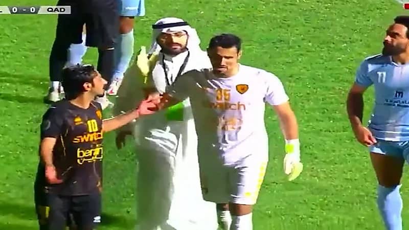 بالفيديو.. نائب رئيس القادسية الكويتي ينزل الملعب ويطالب اللاعبين بالانسحاب