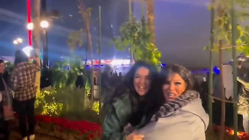 مقطع طريف لفيفي عبده تحتضن ابنتها في الرياض خلال احتفالات رأس السنة