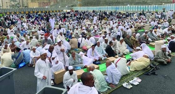 جزء بشارع أجياد يتحول إلى ساحة للصلاة خلف أئمة المسجد الحرام