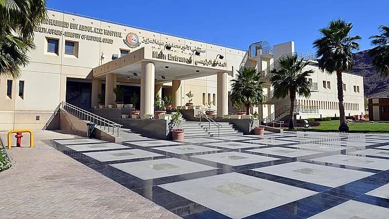 مستشفى الأمير محمد بن عبد العزيز ينجح في تغيير مفصل ركبة بالروبوت الآلي والذكاء الاصطناعي