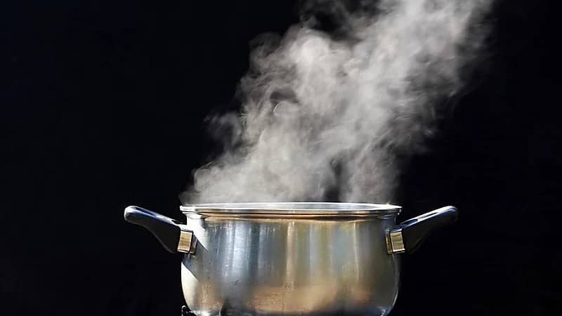 رجل يلقي ماء مغلي على زوجته إنتقاماً منها