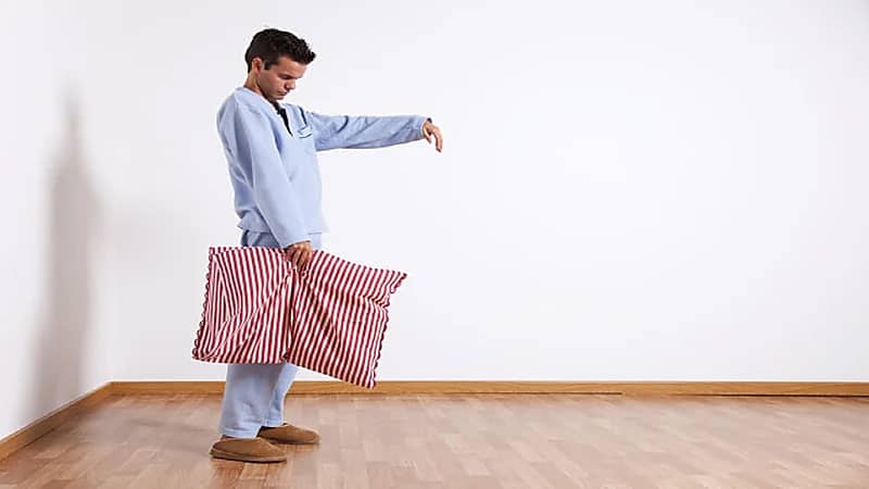 أسباب المشي أثناء النوم ونصائح هامة للمصابين