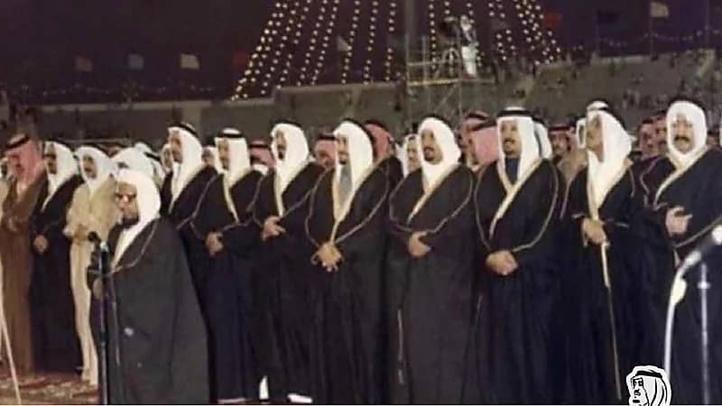 صورة نادرة تجمع الأمراء والمواطنين وقت صلاة العشاء عقب تولي الملك فهد الحكم