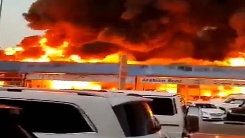 شاهد.. لحظة اندلاع حريق هائل في معارض سيارات بدبي 