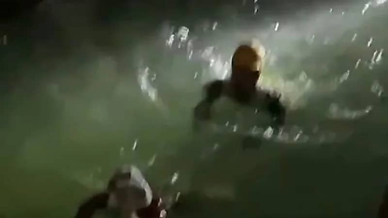 بالفيديو.. شباب الوطن ينقذون سائحين علقا بمياه وادي لجب بجازان