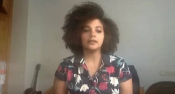 بالفيديو.. فتاة تهاجر إلى إسبانيا بسبب السخرية من شعرها المجعد