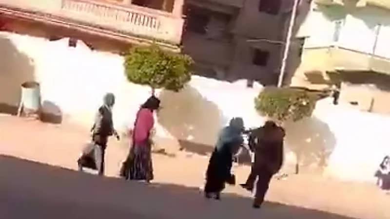 مدير مدرسة ثانوية يعتدي على طالبتين بالضرب ..فيديو