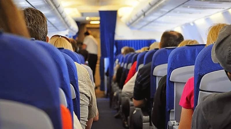 إلغاء سفر راكب لحمله لحوم وجبن