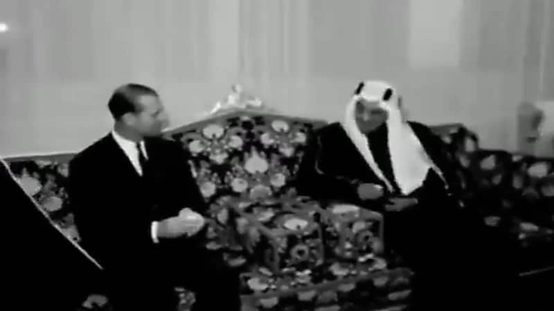 فيديو نادر يظهر استقبال الملك فيصل للأمير فيليب في المملكة